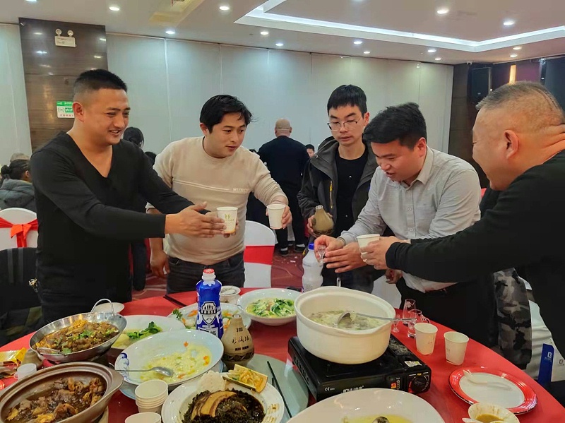 與會來賓，觥籌交錯，一觴一詠