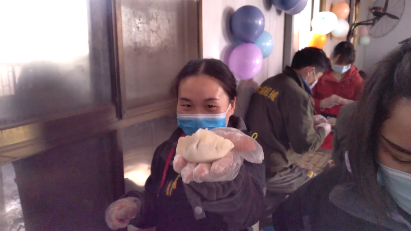 筷子取餡面中填，巧手捏出玲瓏褶